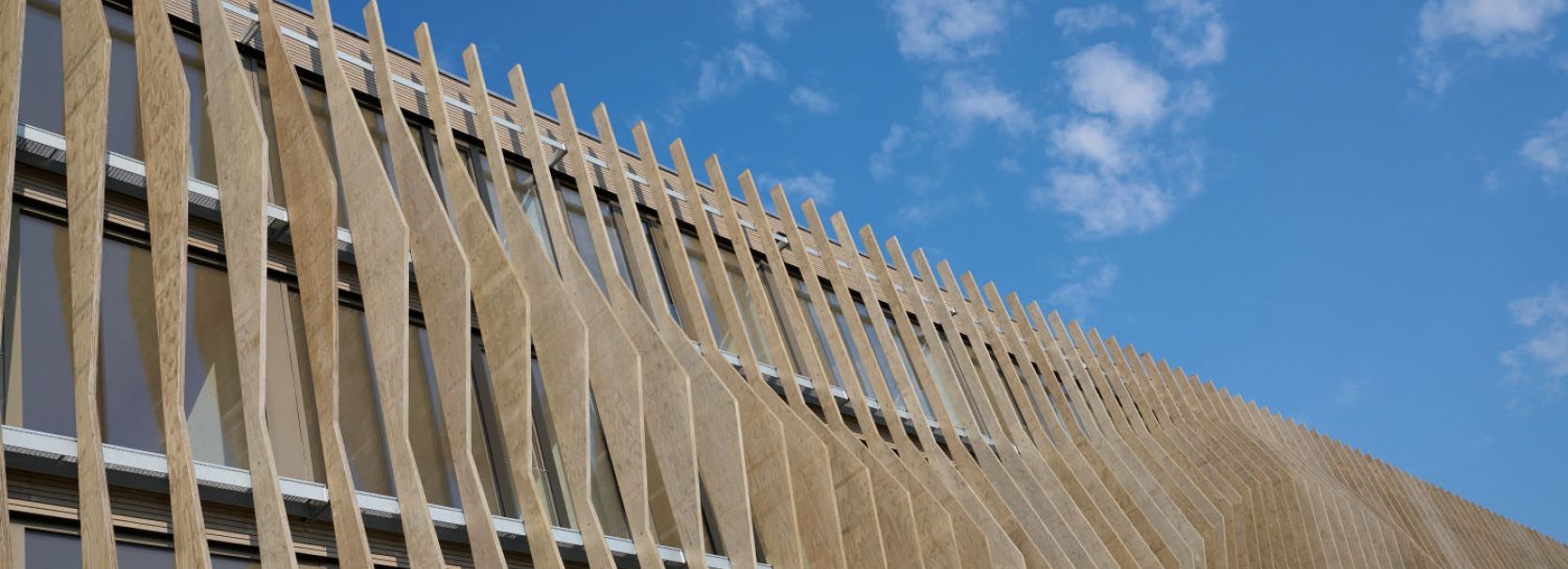 Mehr lesen Die Holzfassade des Hotels