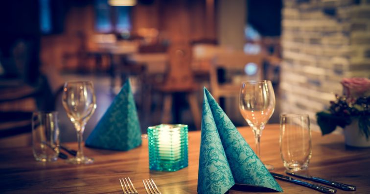 Tisch reservieren Stilvolles Tischgedeck im Wirtshaus Klingenstein