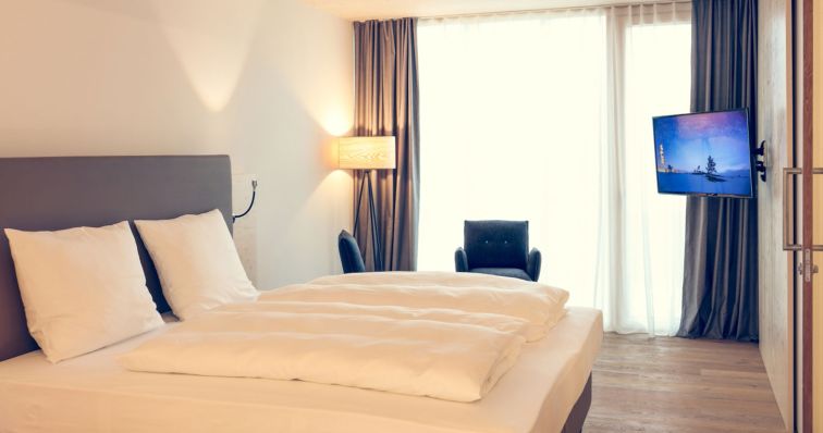 Zimmer buchen Bett im Hotelzimmer Klingenstein